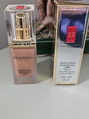 New In Box Elizabeth Arden Flawless Finish Perfectly Satin 24 HR Makeup